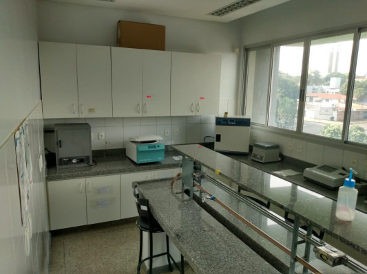 Equipamentos estufa, centrífuga refrigerada leitora e lavadora de microplacas